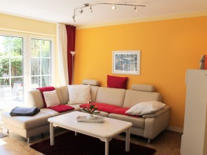 Bild: Schönes Ferienhaus mit grüner Terrasse und schöner Ausstattung für 5 Perso.